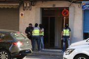 Agentes de la Policía Nacional montan guardia en la puerta del domicilio de uno de los presuntos yihadistas detenidos el pasado septiembre en Canovelles (Barcelona).-JORDI PUJOLAR