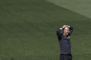 Zidane, durante el entrenamiento del Madrid este martes en Valdebebas.-EFE / EMILIO NARANJO
