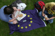 Dos participantes en una manifestación contra el resultado del 'brexit', en un parque de Londres, el 9 de julio.-AP / DANIEL LEAL-OLIVAS