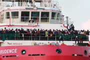 Inmigrantes rescatados por el Prudence, de Médicos sin Fronteras, a su llegada al puerto de Salerno (Italia), el 14 de julio.-AFP / CARLO HERMANN