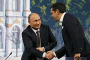 El presidente ruso Vladimir Putin se da la mano con el primer ministro griego Alexis Tsipras el pasado 19 de junio.-Foto: REUTERS / GRIGORY DUKOR