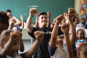 Marc Márquez se divierte con los niños de la favela de Sao Paulo Mario Santalucia, en Diadema.-UNICEF / FABIO TADEU MINORU