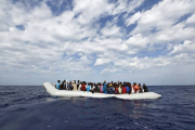 Refugiados a borde de un cayuco frente a la costa de Lampedusa, en Italia.-Foto: DARRIN ZAMMIT LUPI / MOAS.EU / EFE