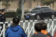 Policías y funcionarios de seguridad montan guardia en una carretera cercana a la residencia oficial para invitados gubernamentales de Diaoyutai, en Pekín, el 27 de marzo.-AP / MARK SCHIEFELBEIN