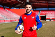 Fernando Román en el campo de Los Pajaritos tras ser presentado a los medios de comunicación. MARIO TEJEDOR