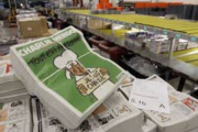 El primer número de 'Charlie Hebdo' tras los atentados, en venta.-