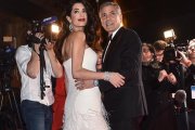 Amal y George Clooney, rodeados de cámaras, el pasado febrero, en la entrega de los Premios César, galardones del cine francés.-EFE