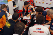 Marc Márquez analiza, en Assen, su telemetria en compañía de su equipo técnico.-JAIME OLIVARES