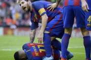Neymar, atendido por Messi, se lamenta del lanzamiento de una botella de la grada de Mestalla.-AP / MANU FERNÁNDEZ