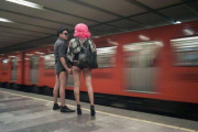 Dos participantes en el evento 'Sin pantalones en el metro', en una estación del suburbano mexicano, el 12 de enero del 2014.-Foto: AFP / ANTONIO NAVA
