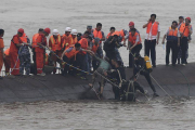 Los equipos de rescate sacan del agua a un superviviente del naufragio en el río Yangtsé.-Foto: AP / CHENG MIN