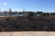 Incendio en un solar en el centro de Ponferrada.-ICAL