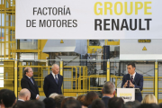 Juan Vicente Herrera, Thierry Bolloré y Pedro Sánchez, durante su visita a la planta de aluminio de Renault.-MIGUEL ÁNGEL SANTOS / PHOTOGENIC 1 2