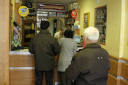 Unos clientes compran tabaco en una expendeduría del centro de la capital soriana. / ÁLVARO MARTÍNEZ-