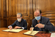 Manuel Acero, del Club Bádminton Soria, y Benito Serrano, presidente de la Diputación, firman el convenio de colaboración. HDS