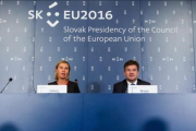 El ministro de Exteriores de Eslovaquia, Miroslav Lajcak, junto con la jefa de la diplomacia europea, Federica Mogherini, en Bratislava.-JAKUB GAVLAK / EFE