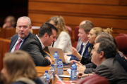 El secretario regional del PSOE, Luis Tudanca, conversa con miembros de su grupo en el Pleno de las Cortes-ICAL