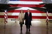 Donald Trump y su esposa Melania en la base aére de Andrews.-AP PHOTO ANDREW HARNIK