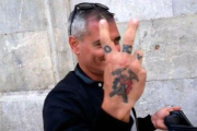 El acompañante de la excandidata de Cs Eva Sagardoy muestra su tatuaje de los Hammerskin.-EL PERIÓDICO