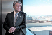 Luca de Meo, en las oficinas de Seat con la fábrica de Martorell al fondo.-ALBERT BERTRAN