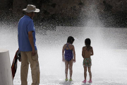 Niños refrescándose en la fuente de la plaza del Rincón de Bécquer./ V. G. -