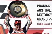 Márquez celebra en el podio de Phillip Island su victoria en el Gran Premio de Australia de MotoGP.-AFP