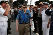 Bill Hughes, superviviente de Pearl Harbor que estaba a bordo del 'USS Utah' cuando fue atacado en 1941, llega a la ceremonia de homenaje a los marinos en el memorial de Ford Island, en Pearl Harbor (Hawái), este martes.-REUTERS / HUGH GENTRY