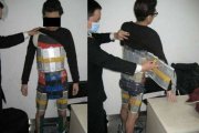 Imágenes del joven durante el cacheo de la policía.-Foto: TWITTER