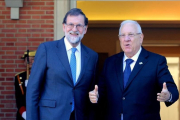 Mariano Rajoy, junto al presidente de Israel, Reuvén Rivlin, el martes en la Moncloa.-JUAN MANUEL PRATS