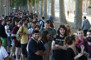 Cientos de personas hacen cola para participar en el casting de 'Juego de Tronos', este lunes en Gerona.-Foto: ICONNA / JORDI RIBOT