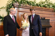 Ernesto Augusto Jr. y Ekaterina Malysheva, junto al alcalde Stefan Schosto, tras contraer matrimonio.-AFP