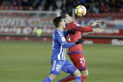 Marc Mateu controla el balón ante la oposición de un jugador del Lorca en el partido de la primera vuelta en Soria.-LUIS ÁNGEL TEJEDOR