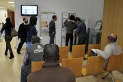 Varias personas en las ofiocinas del Ecyl en Soria.-VALENTÍN GUISANDE