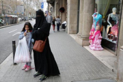 Una mujer con burka en la Gran Via de Barcelona, el pasado mes de marzo.-RICARD CUGAT