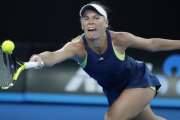 Wozniacki devuelve un golpe forzada, en la final de Australia ante Halep.-/ EFE / MAST IRHAM