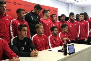 Los jugadores del Reus Deportiu, al leer el manifiesto contra la propiedad, el pasado viernes.-JOAN ALFONS LÓPEZ