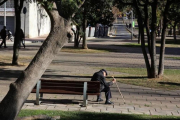 Un jubilado en un parque de Nou Barris.-ELISENDA PONS
