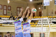 Igor Silva y Lorente bloquean un remate del Léleman Valencia en el partido de ayer en la cancha de Los Pajaritos. GONZALO MONTESEGURO