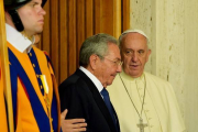 El papa Francisco y Raúl Castro, presidente de Cuba, tras la reunión que han mantenido en el Vaticano, este domingo.-AFP