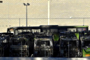 Los autobuses de la empresa de transporte público Bizkaibus quemados, este domingo, en las cocheras del polígono Ugaldeguren en Derio (Vizcaya).-Miguel Toña / EFE
