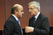 El ministro de Economía, Luis de Guindos, conversa con el presidente Jean-Claude Juncker.-AFP / THIERRY CHARLIER