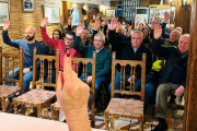 Votación durante la reunión de la PPSO para tratar la integración en el PP. HDS