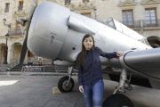 Ana María Alemán junto a un avión en la Plaza Mayor de Soria.-LUIS ÁNGEL TEJEDOR