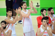 Gasol, en el centro de los jugadores españoles, agradece el apoyo del  público-EMMANUEL DUNAND / AFP