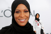 La esgrimista norteamericana Ibtihaj Muhammad con su Barbie.-REUTERS / ANDREW KELLY