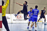 Un jugador del BM Soria lanza sobre la meta ovetense.-MARIO TEJEDOR