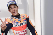 Marc Márquez hace la señal de victoria, en Le Mans, tras los entrenamientos del viernes.-MIRCO LAZZARI