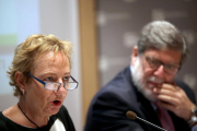 La consejera delegada de EspañaDuero, María Luisa Lombardero y el presidente de Cecale, Santiago Aparicio, en la presentación de un análisis económico financiero sobre las empresas de Castilla y León-ICAL