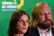 Katrin Goring-Eckart (izquierda) junto al también dirigente de Los Verdes alemanes Anton Hofreiter.-AFP / JOHN MACDOUGALL