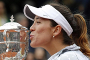 Garbiñe Muguruza, tras ganar en París.-AP / MICHEL EULER